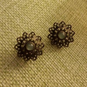 Studs earrings
